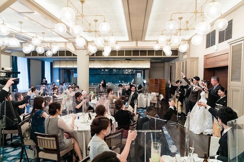 披露宴の途中で、ゲストともう一度乾杯する演出！「ワンモアチアーズ」って知ってる？🥂にて紹介している画像