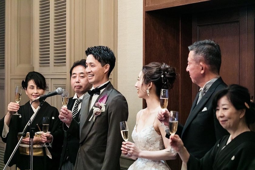 披露宴の途中で、ゲストともう一度乾杯する演出！「ワンモアチアーズ」って知ってる？🥂にて紹介している画像