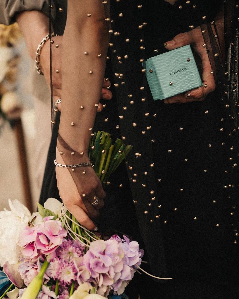 The wave of black is coming from dresses to veils 🖤 A special feature on coordinating for brides with black veils 🖤にて紹介している画像