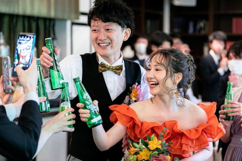 披露宴の途中で、ゲストともう一度乾杯する演出！「ワンモアチアーズ」って知ってる？🥂にて紹介している画像