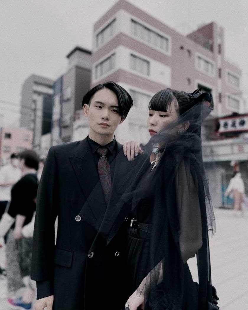 The wave of black is coming from dresses to veils 🖤 A special feature on coordinating for brides with black veils 🖤にて紹介している画像