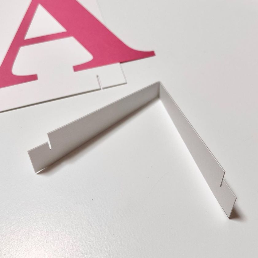 Alphabet and numbers are slightly sticking out! "Pop-up Table Numbers" made from 100 yen shop colored paper are becoming a small trend ♡にて紹介している画像