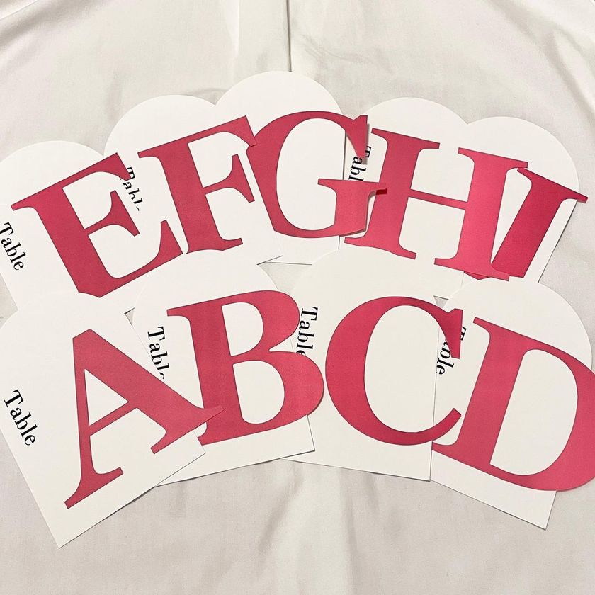 Alphabet and numbers are slightly sticking out! "Pop-up Table Numbers" made from 100 yen shop colored paper are becoming a small trend ♡にて紹介している画像