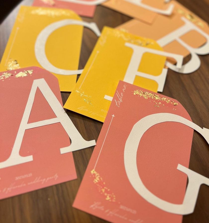 Alphabet and numbers are slightly sticking out! "Pop-up Table Numbers" made from 100 yen shop colored paper are becoming a small trend ♡にて紹介している画像