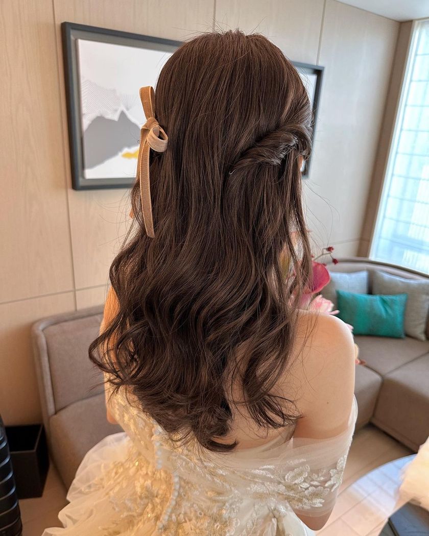 You can understand the trends by looking at this! Current popular【Half-Twin】bride hair catalog.にて紹介している画像