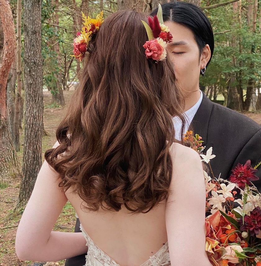 You can understand the trends by looking at this! Current popular【Half-Twin】bride hair catalog.にて紹介している画像