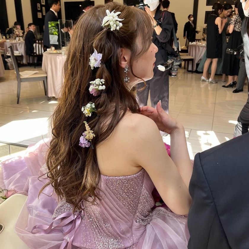 You can understand the trends by looking at this! Current popular【Half-Twin】bride hair catalog.にて紹介している画像