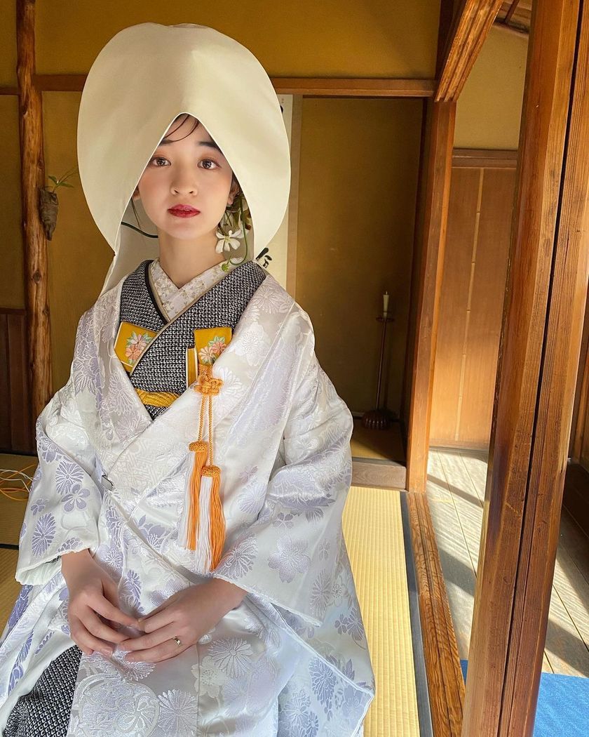 면모자 속에 대담하게 꽃을 장식하다 🌼 흰 무크를 입을 때 시도해보고 싶은 최신 헤어 스타일 🌼にて紹介している画像