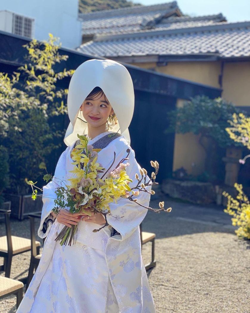 면모자 속에 대담하게 꽃을 장식하다 🌼 흰 무크를 입을 때 시도해보고 싶은 최신 헤어 스타일 🌼にて紹介している画像