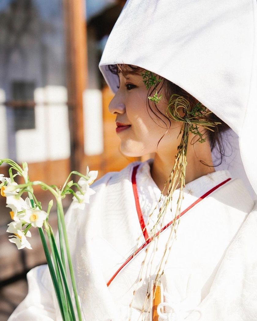면모자 속에 대담하게 꽃을 장식하다 🌼 흰 무크를 입을 때 시도해보고 싶은 최신 헤어 스타일 🌼にて紹介している画像