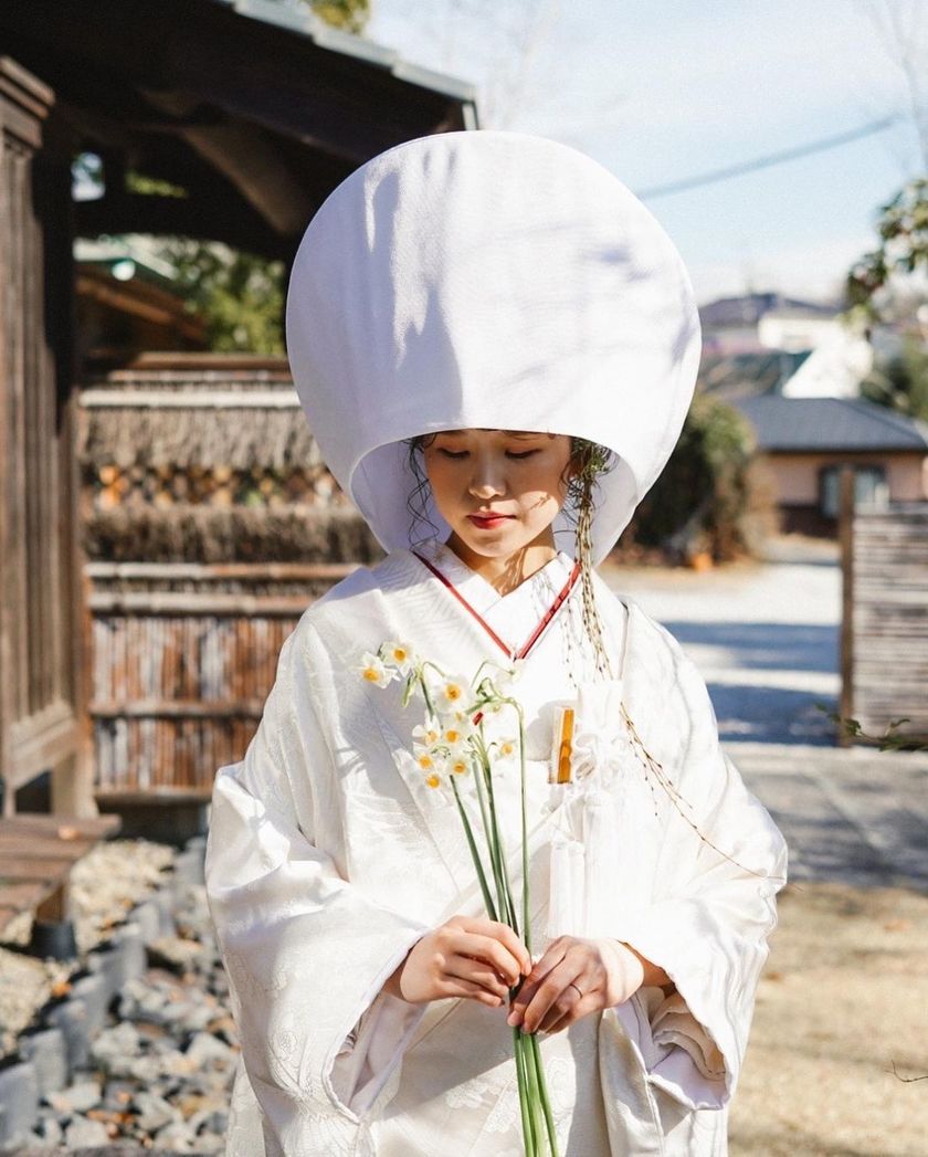 면모자 속에 대담하게 꽃을 장식하다 🌼 흰 무크를 입을 때 시도해보고 싶은 최신 헤어 스타일 🌼にて紹介している画像