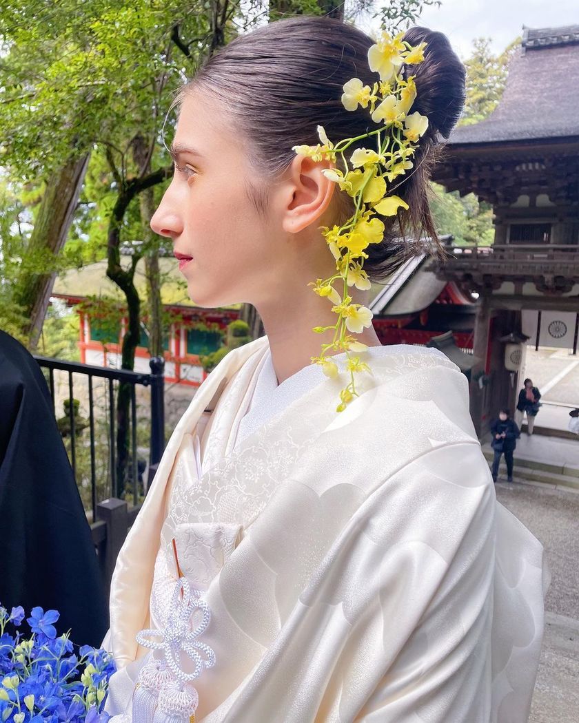 면모자 속에 대담하게 꽃을 장식하다 🌼 흰 무크를 입을 때 시도해보고 싶은 최신 헤어 스타일 🌼にて紹介している画像