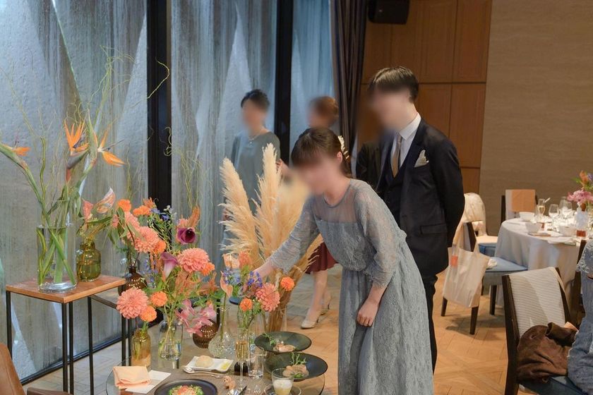 いい響き🎼🎻ゲストが高砂に来て新郎新婦と写真を撮るのを「カミングフォト」というらしい！にて紹介している画像