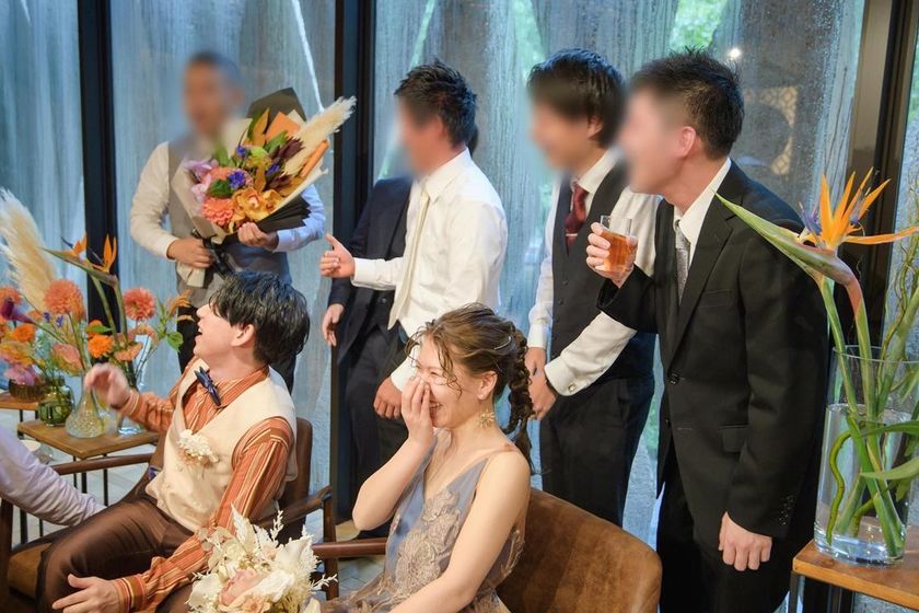 いい響き🎼🎻ゲストが高砂に来て新郎新婦と写真を撮るのを「カミングフォト」というらしい！にて紹介している画像