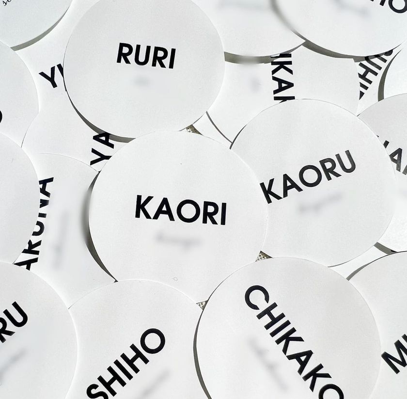 You can stick them on your iPhone case or your clothes 🦭 [Sticker place cards] are stylish and seem to be trending 🫶🏻にて紹介している画像