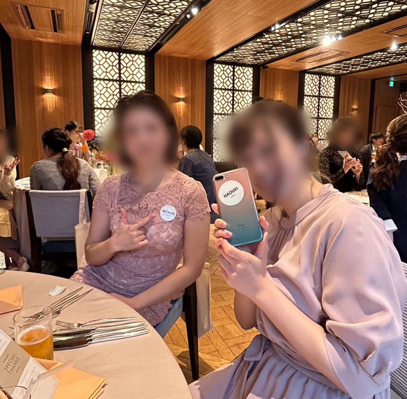 You can stick them on your iPhone case or your clothes 🦭 [Sticker place cards] are stylish and seem to be trending 🫶🏻にて紹介している画像