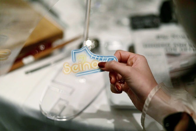 You can stick them on your iPhone case or your clothes 🦭 [Sticker place cards] are stylish and seem to be trending 🫶🏻にて紹介している画像