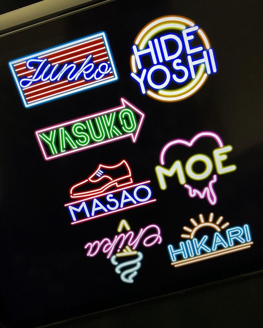 You can stick them on your iPhone case or your clothes 🦭 [Sticker place cards] are stylish and seem to be trending 🫶🏻にて紹介している画像