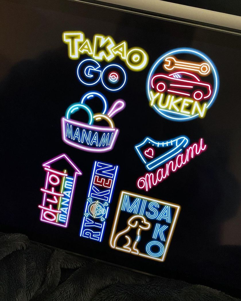 You can stick them on your iPhone case or your clothes 🦭 [Sticker place cards] are stylish and seem to be trending 🫶🏻にて紹介している画像