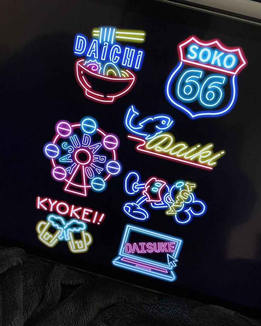 You can stick them on your iPhone case or your clothes 🦭 [Sticker place cards] are stylish and seem to be trending 🫶🏻にて紹介している画像