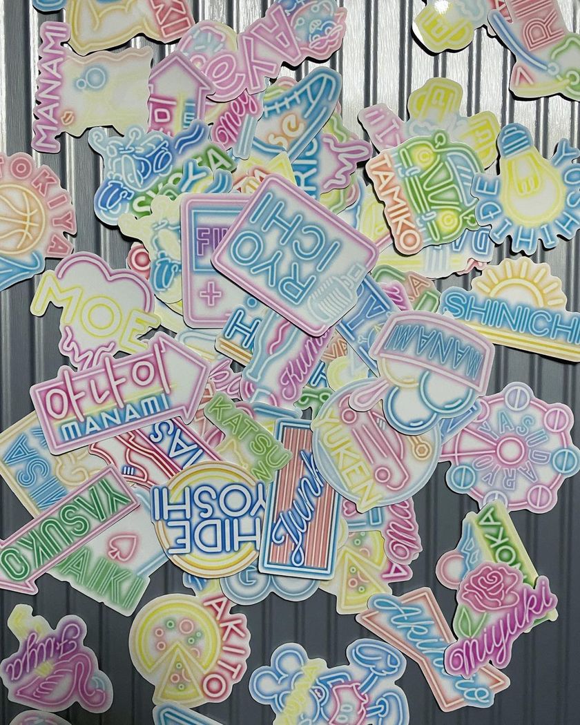 You can stick them on your iPhone case or your clothes 🦭 [Sticker place cards] are stylish and seem to be trending 🫶🏻にて紹介している画像