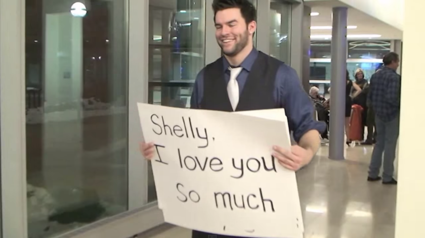 "Proposal to My Girlfriend of 7 Years Set to 'Marry Me' - A Touching Moment"にて紹介している画像