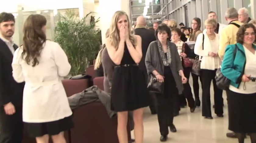 "Proposal to My Girlfriend of 7 Years Set to 'Marry Me' - A Touching Moment"にて紹介している画像