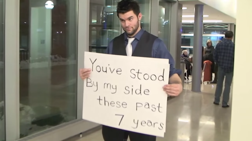 "Proposal to My Girlfriend of 7 Years Set to 'Marry Me' - A Touching Moment"にて紹介している画像