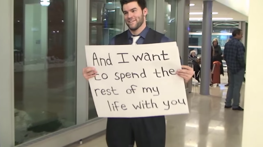 "Proposal to My Girlfriend of 7 Years Set to 'Marry Me' - A Touching Moment"にて紹介している画像