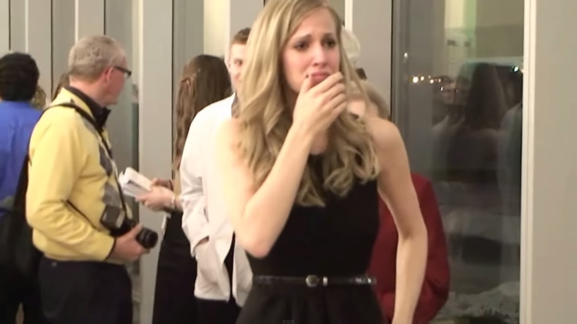 "Proposal to My Girlfriend of 7 Years Set to 'Marry Me' - A Touching Moment"にて紹介している画像