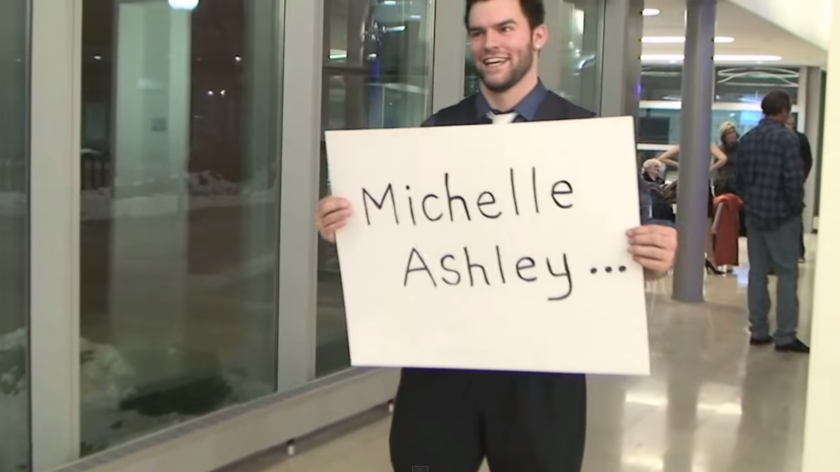 "Proposal to My Girlfriend of 7 Years Set to 'Marry Me' - A Touching Moment"にて紹介している画像