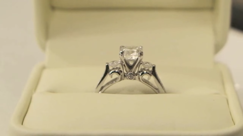 "Proposal to My Girlfriend of 7 Years Set to 'Marry Me' - A Touching Moment"にて紹介している画像