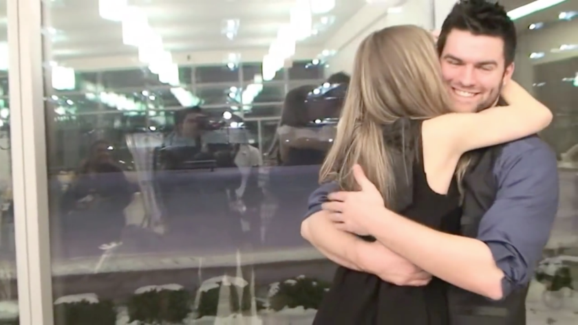 "Proposal to My Girlfriend of 7 Years Set to 'Marry Me' - A Touching Moment"にて紹介している画像