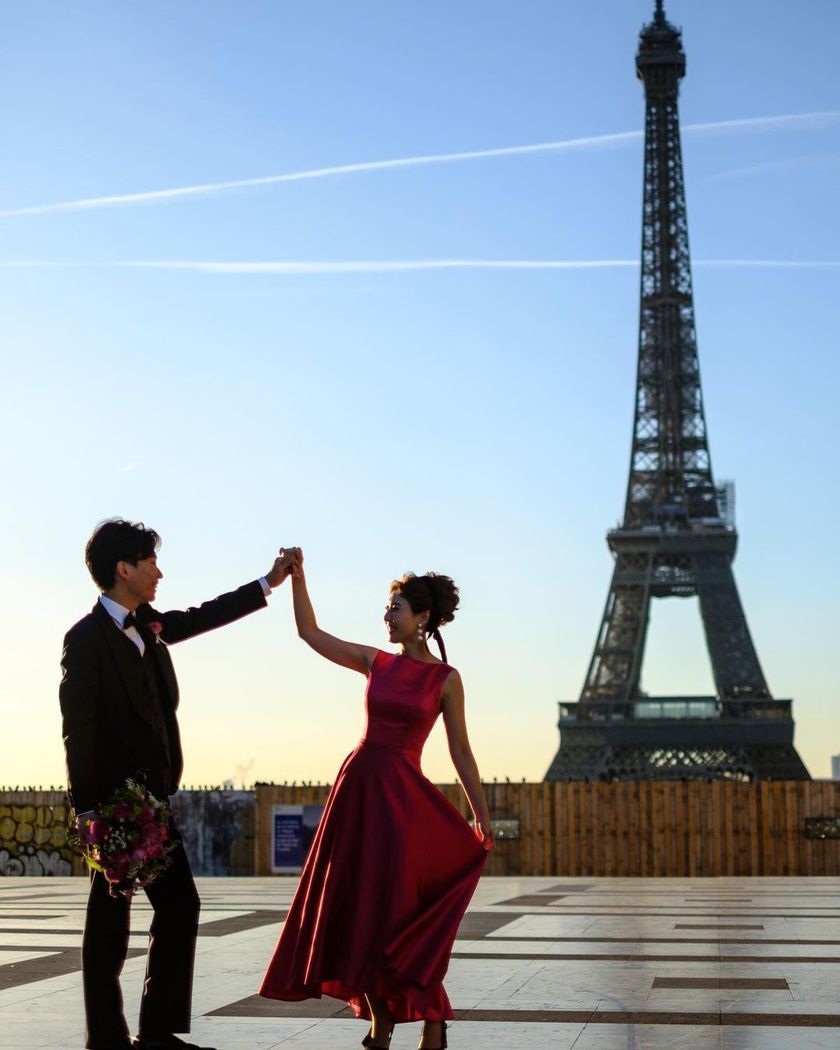 I still admire it. Here are many pictures of brides taken in Paris, France, from 2022 to today 🇫🇷🕊にて紹介している画像