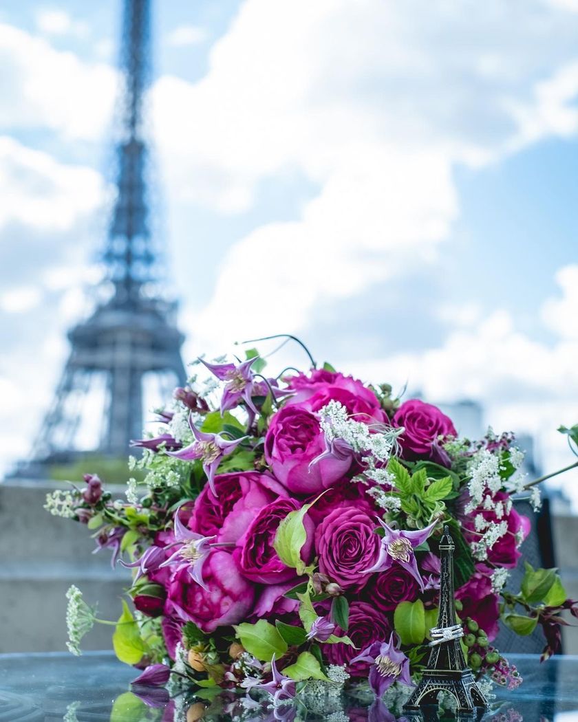 I still admire it. Here are many pictures of brides taken in Paris, France, from 2022 to today 🇫🇷🕊にて紹介している画像