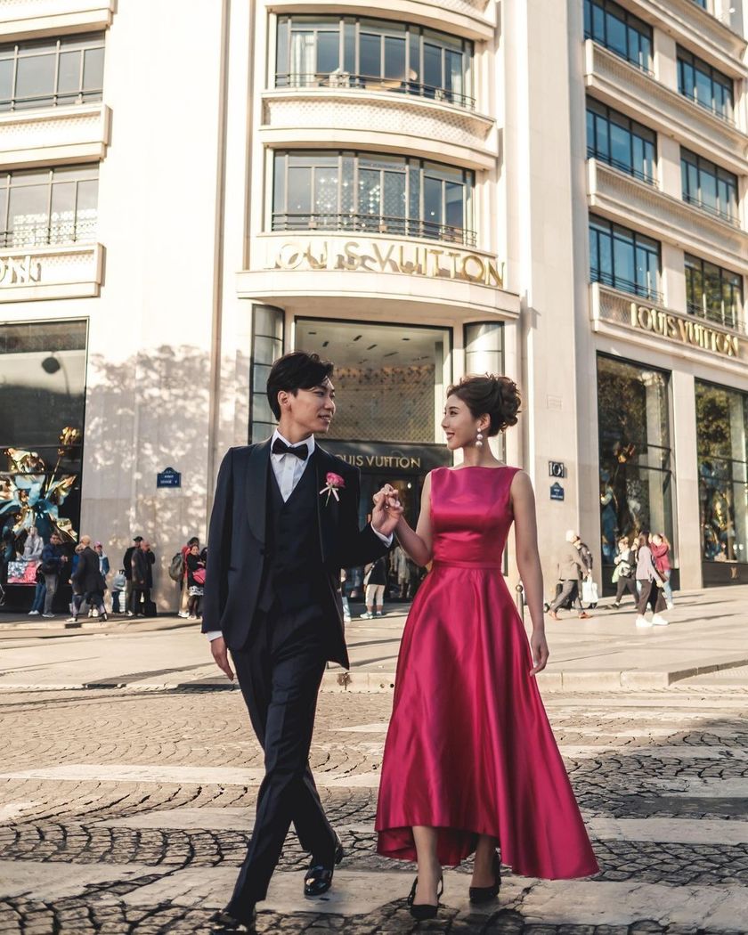 I still admire it. Here are many pictures of brides taken in Paris, France, from 2022 to today 🇫🇷🕊にて紹介している画像