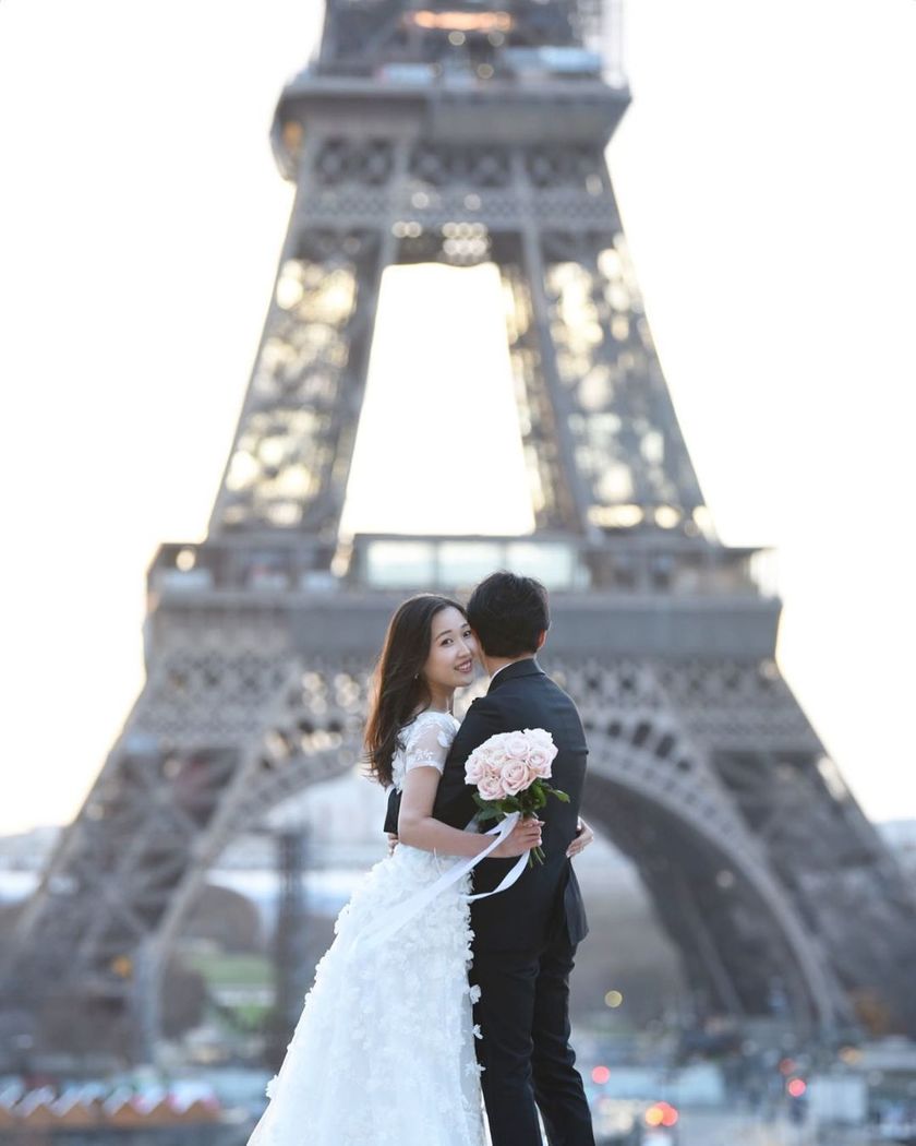I still admire it. Here are many pictures of brides taken in Paris, France, from 2022 to today 🇫🇷🕊にて紹介している画像
