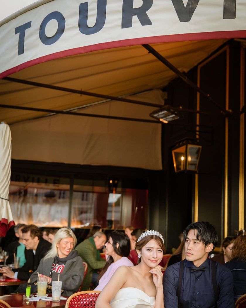 I still admire it. Here are many pictures of brides taken in Paris, France, from 2022 to today 🇫🇷🕊にて紹介している画像