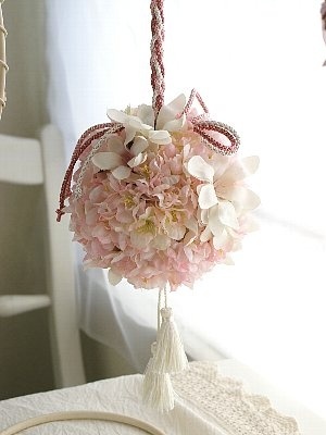 Charming Round-Shaped Bouquets Perfect for Traditional Japanese Attire♡にて紹介している画像