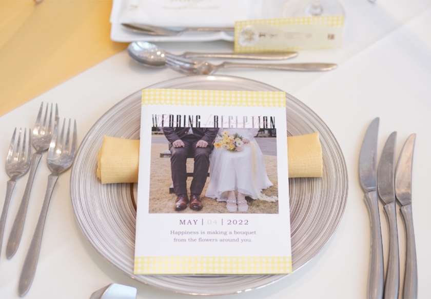 コンパクトで可愛い♡席次表やプロフィールブックの新しいアイデア「六つ折り席次表」が画期的すぎ！にて紹介している画像