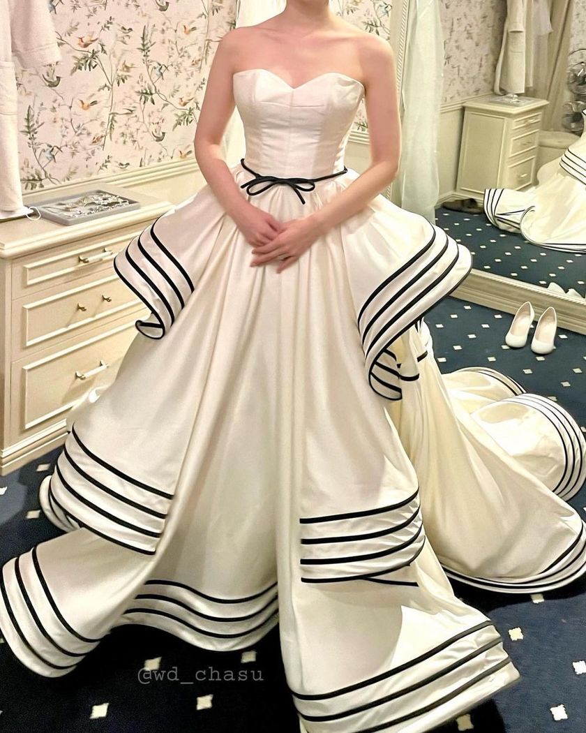 The collection that just came out in 2022 ♡ Attention to the dress featuring Antonio Riva's [black line] 🖤にて紹介している画像