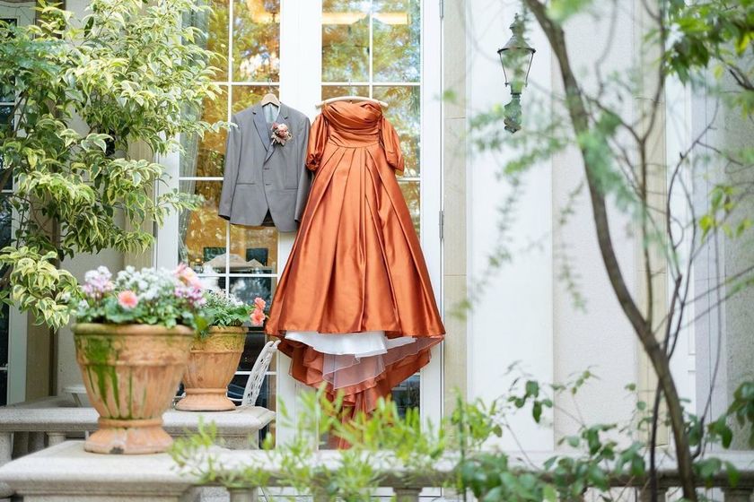 When it comes to the color terracotta 🧡, the popular colored dress at Takami Bridal is the "Terracotta Amulet."にて紹介している画像