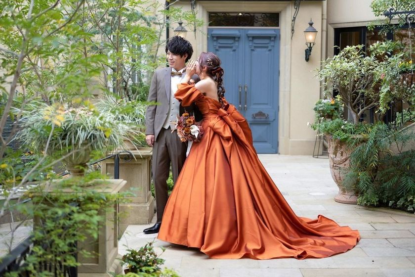 When it comes to the color terracotta 🧡, the popular colored dress at Takami Bridal is the "Terracotta Amulet."にて紹介している画像