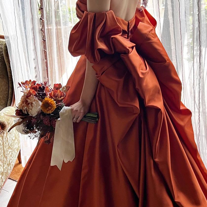 When it comes to the color terracotta 🧡, the popular colored dress at Takami Bridal is the "Terracotta Amulet."にて紹介している画像