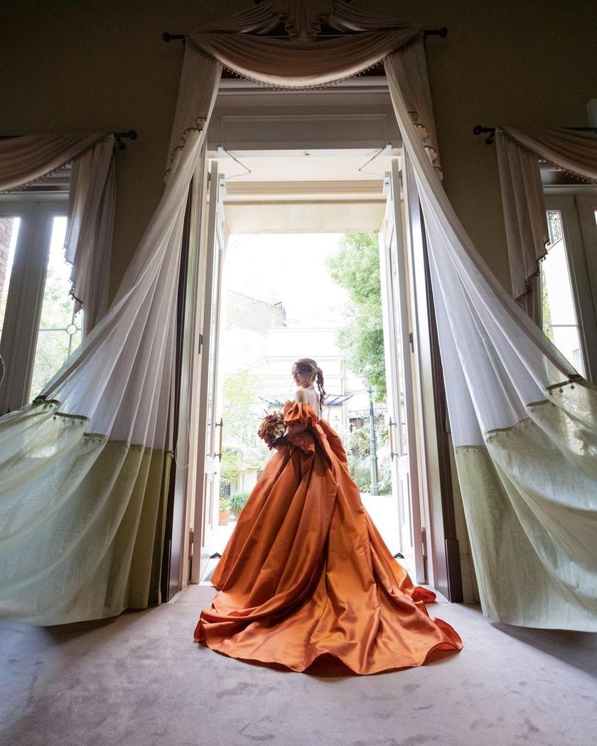 When it comes to the color terracotta 🧡, the popular colored dress at Takami Bridal is the "Terracotta Amulet."にて紹介している画像
