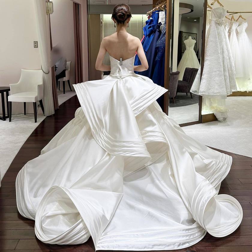 The collection that just came out in 2022 ♡ Attention to the dress featuring Antonio Riva's [black line] 🖤にて紹介している画像