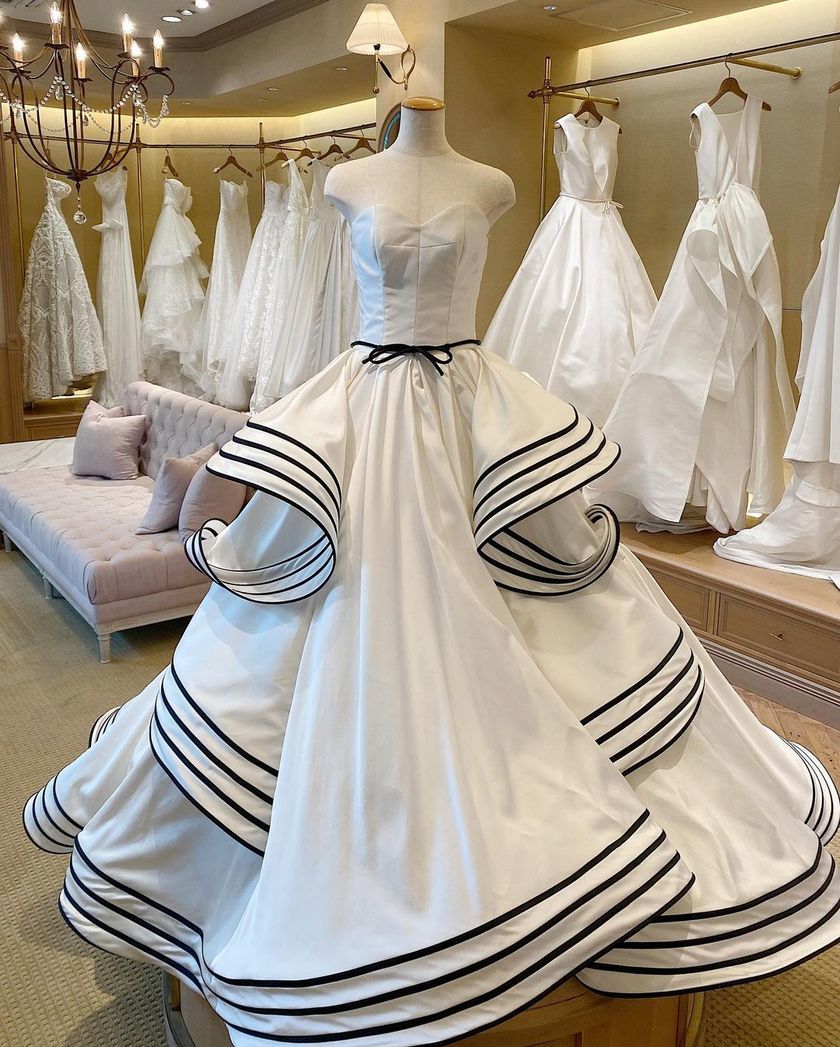 The collection that just came out in 2022 ♡ Attention to the dress featuring Antonio Riva's [black line] 🖤にて紹介している画像