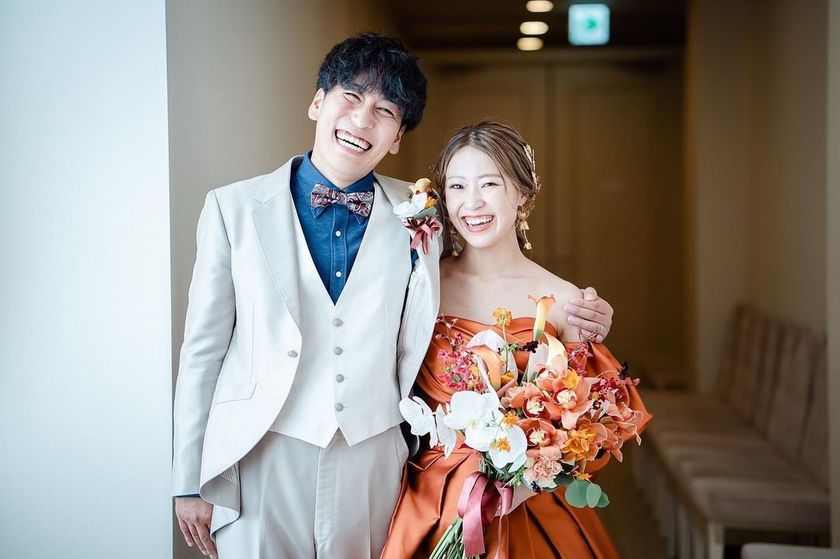 When it comes to the color terracotta 🧡, the popular colored dress at Takami Bridal is the "Terracotta Amulet."にて紹介している画像