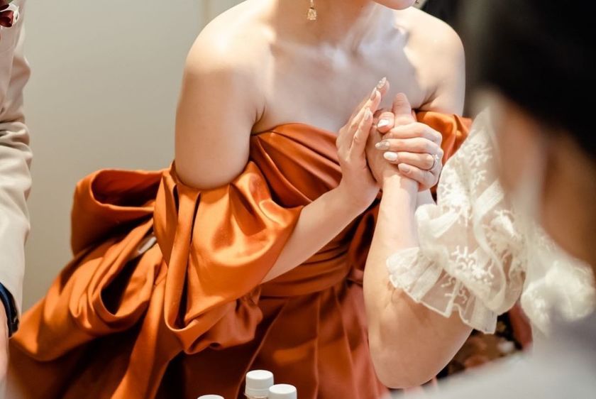 When it comes to the color terracotta 🧡, the popular colored dress at Takami Bridal is the "Terracotta Amulet."にて紹介している画像