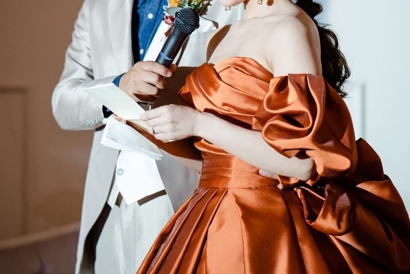 When it comes to the color terracotta 🧡, the popular colored dress at Takami Bridal is the "Terracotta Amulet."にて紹介している画像
